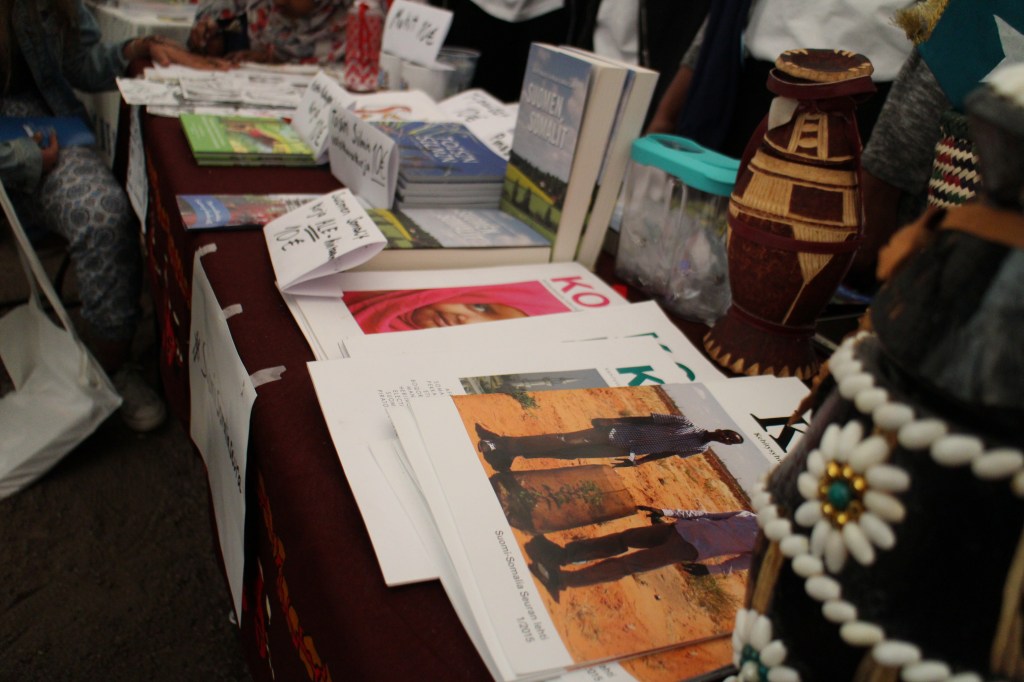  Koor-lehtiä ja esitteitä näytteillä Maailma kylässä-festivaaleilla.