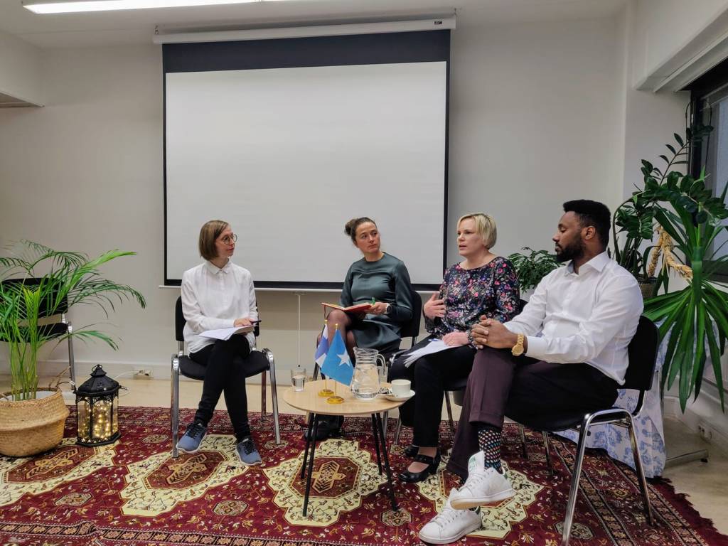  keskustelupaneelissa Suldaan Said, Tytti Steel, Eva Nilsson sekä Maaret pullianen istuvat lavalla