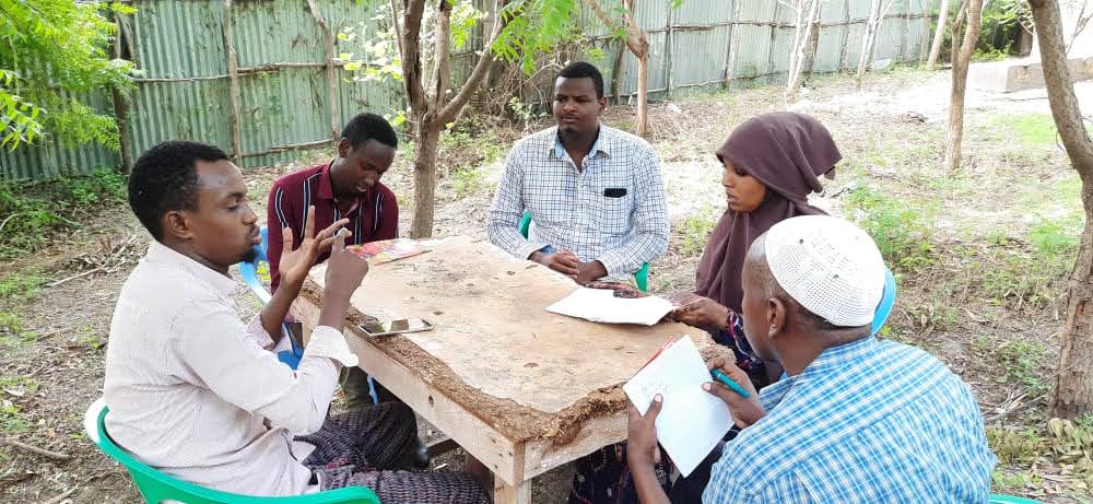 Kuva Somaliasta, sairaanhoitajia sekä kyläkätilöitä koulutuksessa istumassa pöydän ääressä 