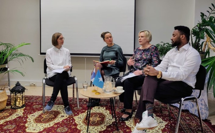 Keskustelupaneelitilanne, ihmiset istuvat