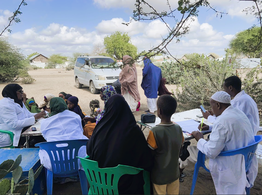 Kuva, joka sisältää kohteen taivas, vaate, piha-, henkilö
Kuvaus luotu automaattisesti