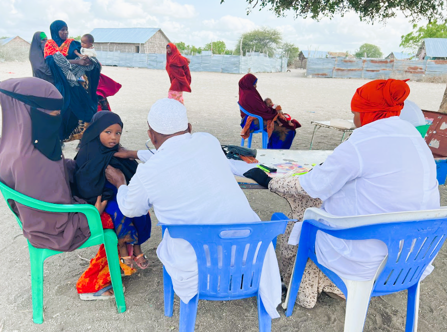 Kuva, joka sisältää kohteen piha-, taivas, vaate, kansa
Kuvaus luotu automaattisesti
